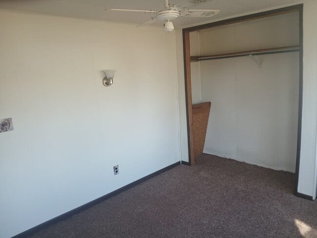 Building Photo - 11 Camelot Dr