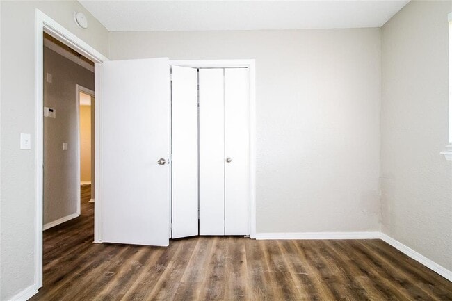 Building Photo - 1004 Cambridge Dr