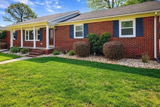 Building Photo - 305 Woodbridge Dr