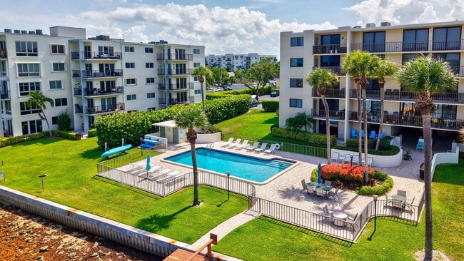 Building Photo - 1204 S Lake Dr