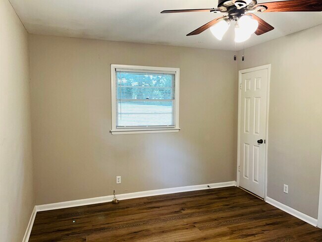 Building Photo - 943 Parkstone Dr