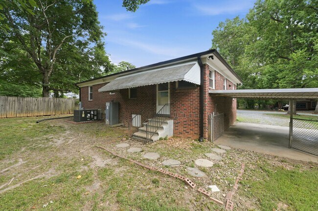 Building Photo - Beautifully Updated 3BR Home in an Established Burlington Neighborhood