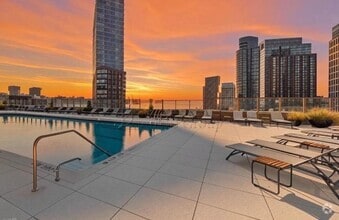 Building Photo - 3 bedroom in LONG ISLAND CITY NY 11101