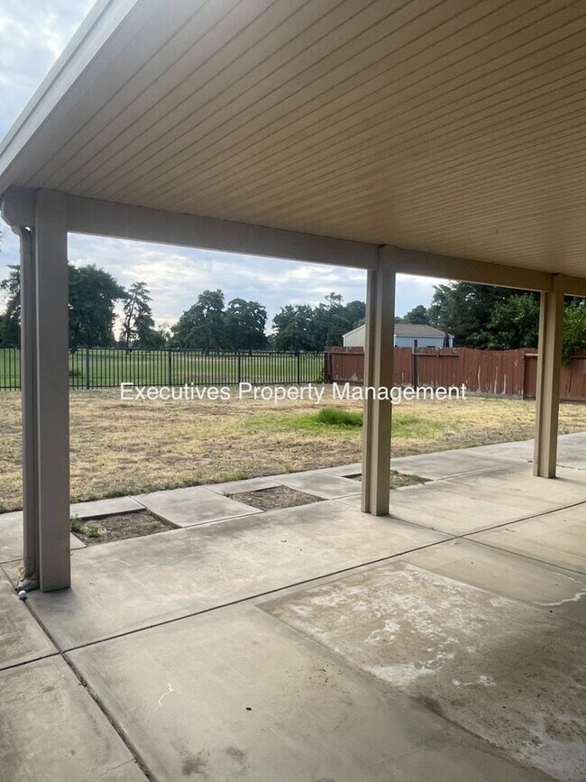 Building Photo - 1308 Fairway Dr