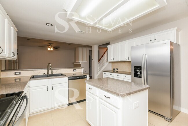 Building Photo - Spacious 4 bedroom 2.5 Bath Home for You