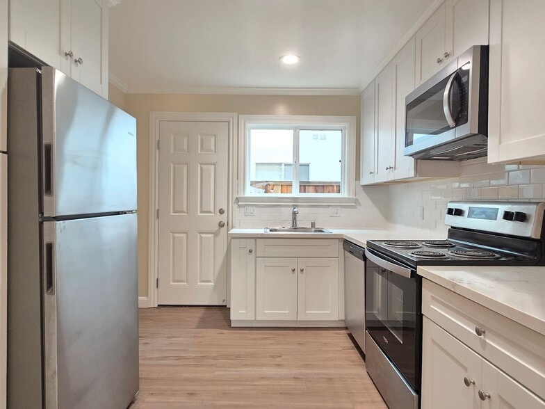 Building Photo - 280 Waverley St