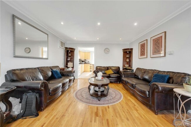 Building Photo - 570 N Barry Ave