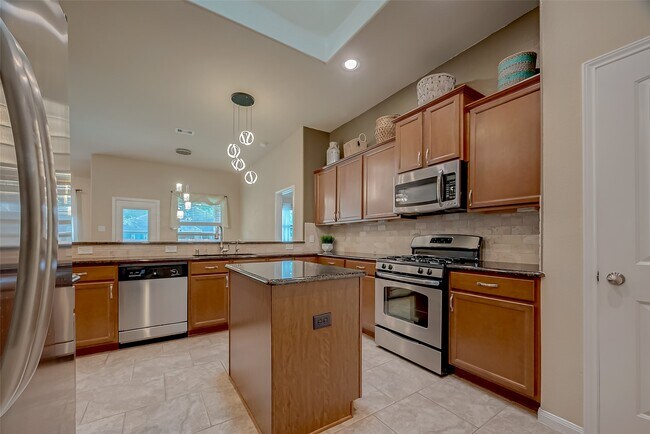 Building Photo - 2431 Garden Falls Dr