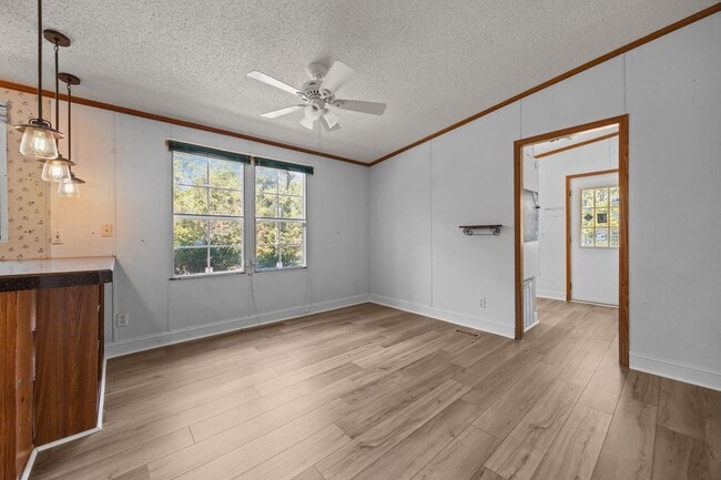 Building Photo - 4 bedroom 2 bathroom spacious home!