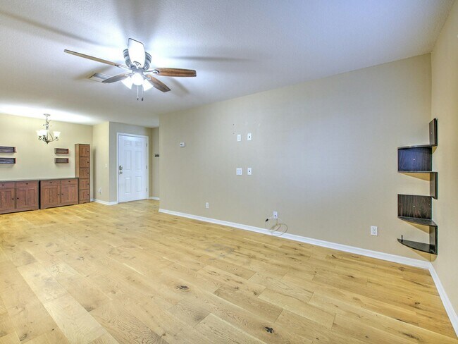 Building Photo - 538 Golden Raintree Pl