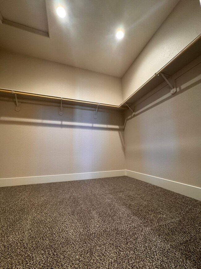 Building Photo - NEW! 3/2.5/2 Townhome in Gardnerville