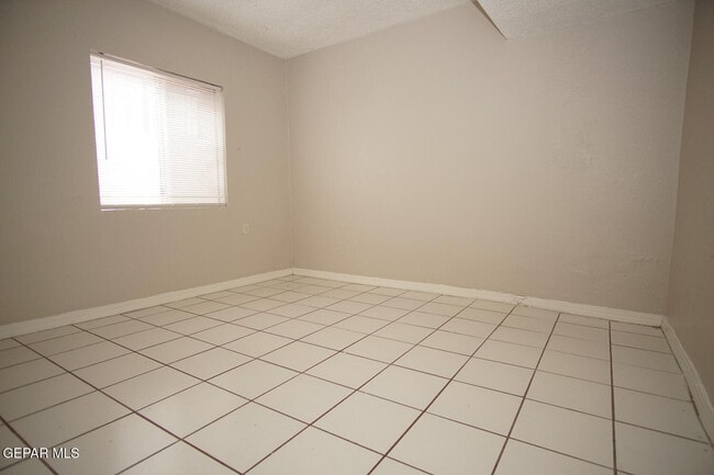 Building Photo - 422 Val Verde St