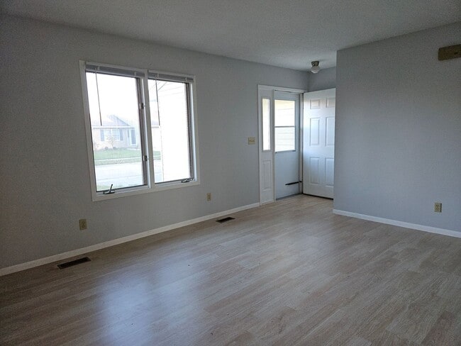 Building Photo - 2 bdrm off Mattis Ave
