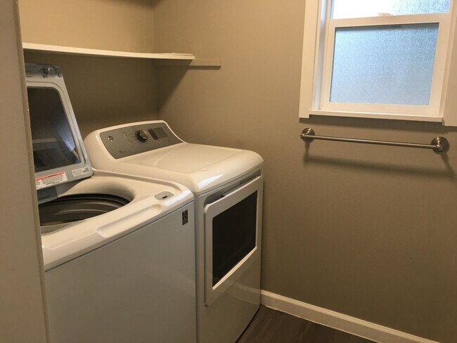 Building Photo - Lanson01