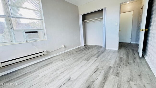 Building Photo - 637 N Oleander Ave