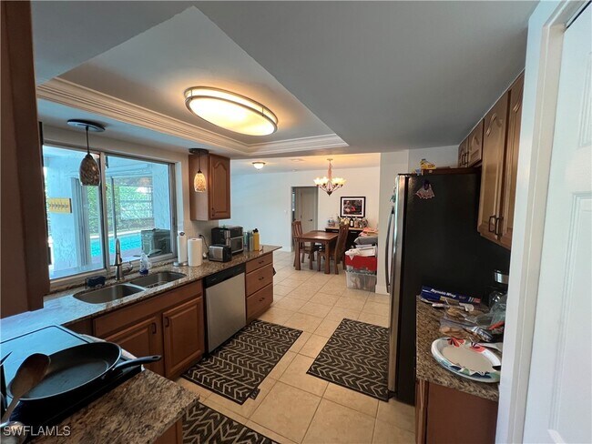 Building Photo - 858 Rose Way
