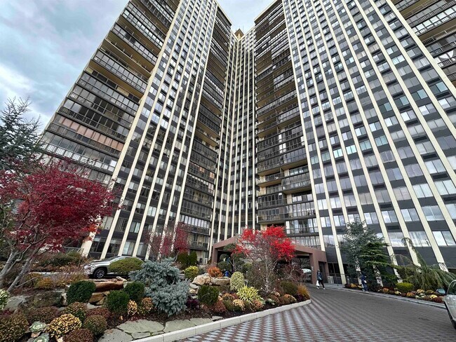 Building Photo - 300 Winston Dr