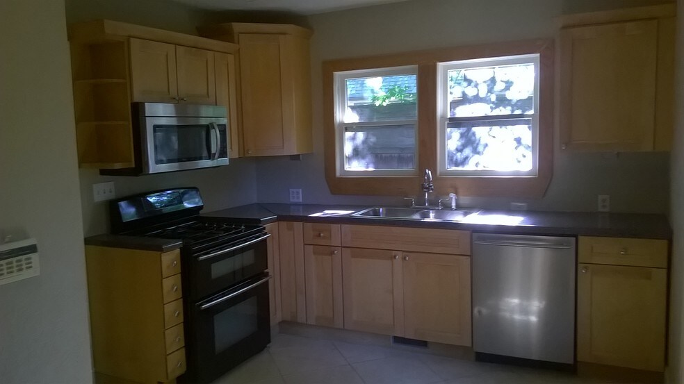 Building Photo - 1445 E 33rd St S