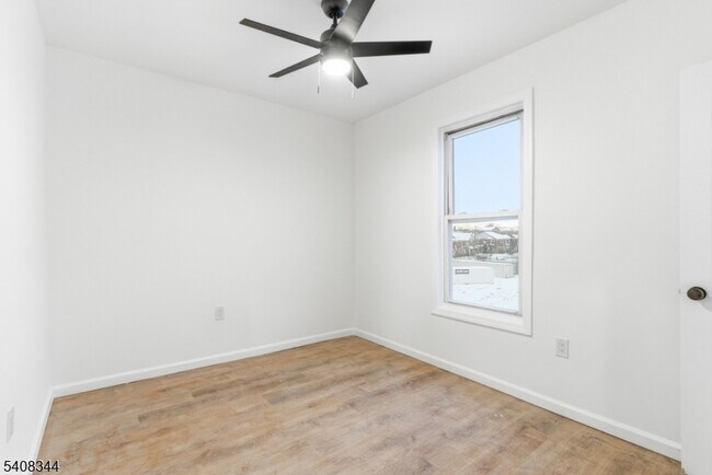 Building Photo - 528 S 13th St