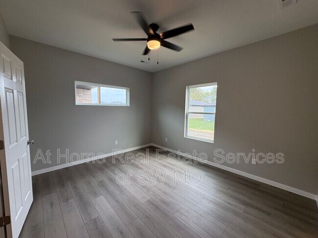 Building Photo - 4930 W Minota St