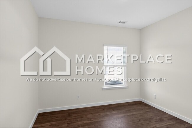 Building Photo - 3220 Highline Dr