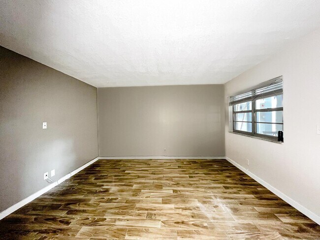 Building Photo - 202 Lucerne Ave