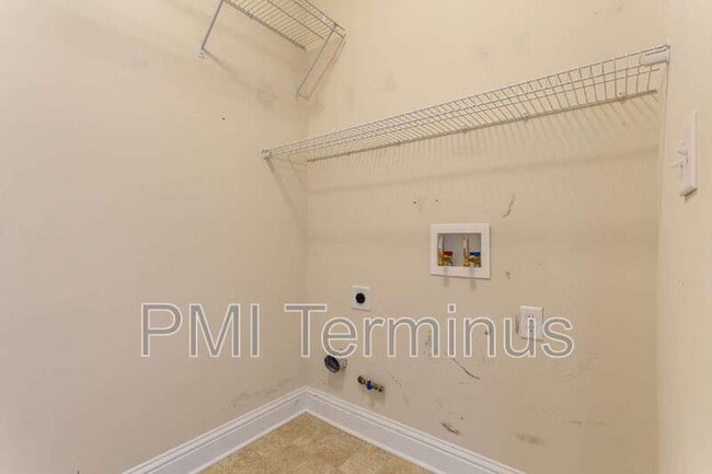 Building Photo - 321 Creekbank Way SE