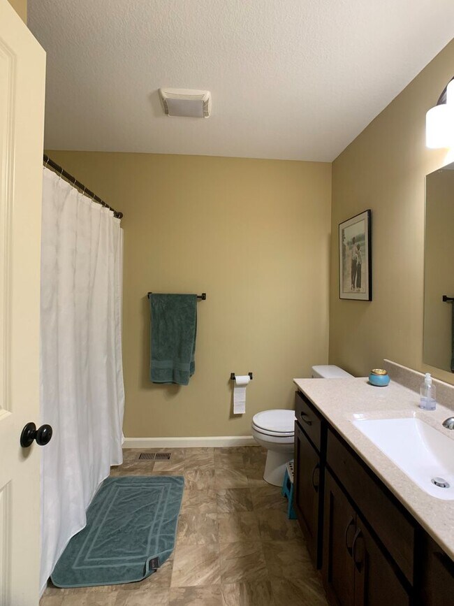 Building Photo - WOODED LOT! PRIVATE DRIVEWAY!