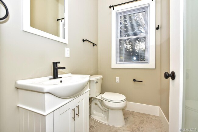 Building Photo - 127 Pine St