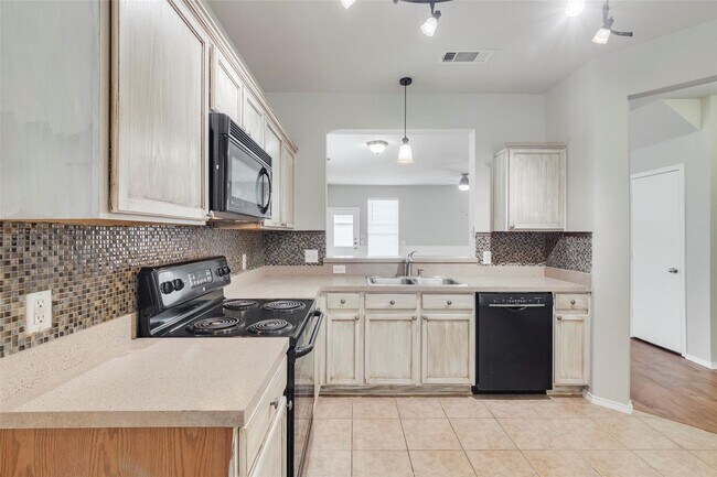 Building Photo - TOWNHOME IN KELLER ISD!