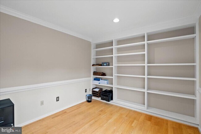 Building Photo - 8608 Oak Brook Ln