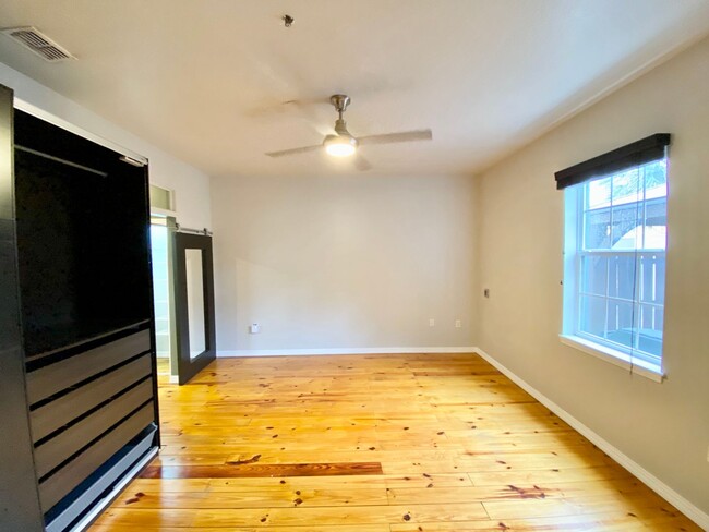 Building Photo - LUXURY TOWNHOME IN SODO 3/2.5 PLUS OFFICE ...