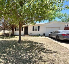 Building Photo - 3Bed/1.5 Bath Available 7/10