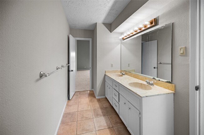 Building Photo - 705 Davis Rd