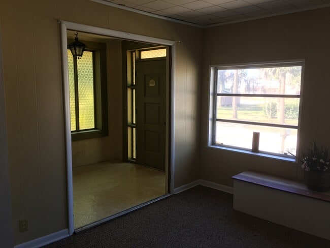 Building Photo - NOT AVAILABLE FOR SHOWING UNTIL MID MAY Home with Beautiful Tuscawilla Park as your yard.