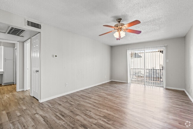 1BR, 1BA - 720SF - Living Room - Amberwood Apartments