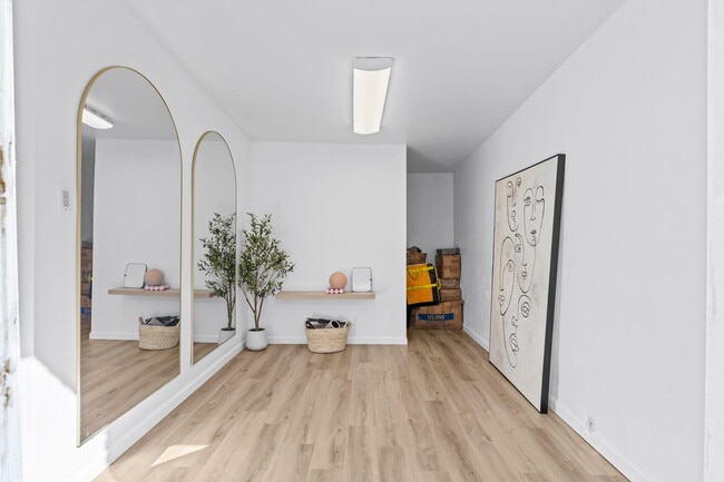 Building Photo - 715 Kaye St