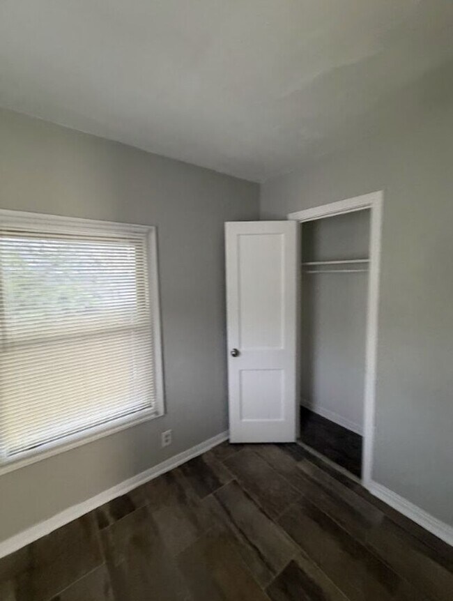 Building Photo - 5408 Como Dr