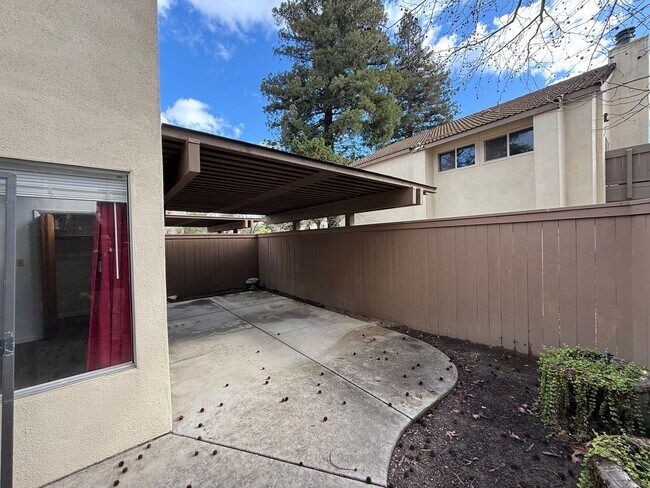 Building Photo - Executive 2-bedroom condo in gated community!