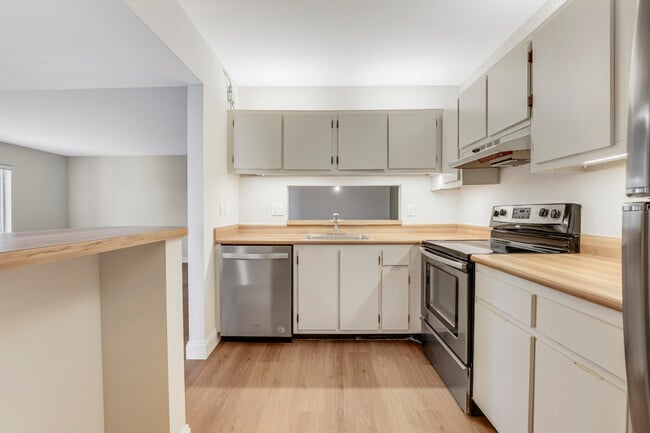 Building Photo - 6489 Chasewood Dr