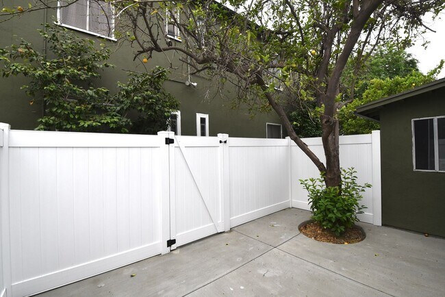 Building Photo - 10919 Camarillo St
