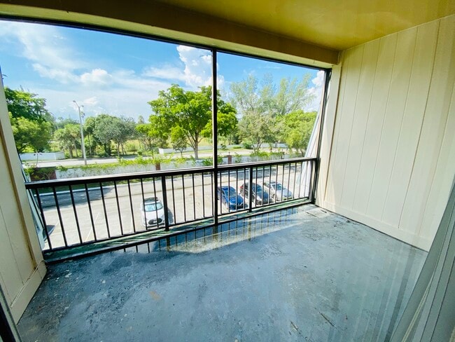 Building Photo - 3660 Inverrary Dr