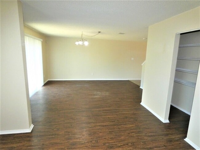 Building Photo - BURLESON 3/2/1 HOME