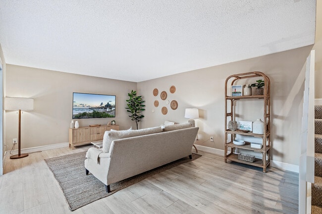 Building Photo - 825 Center St