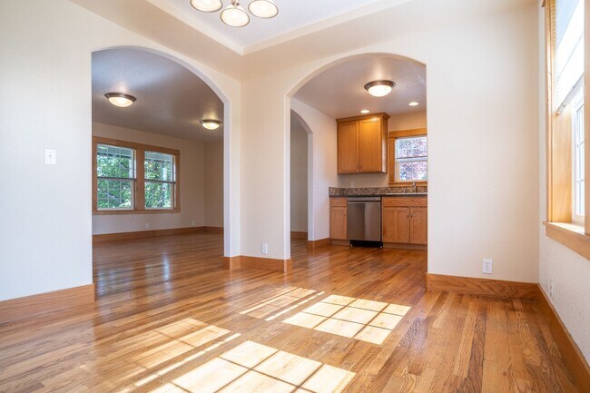 Building Photo - 3-bedroom 2-bath House SW Albany $2,395