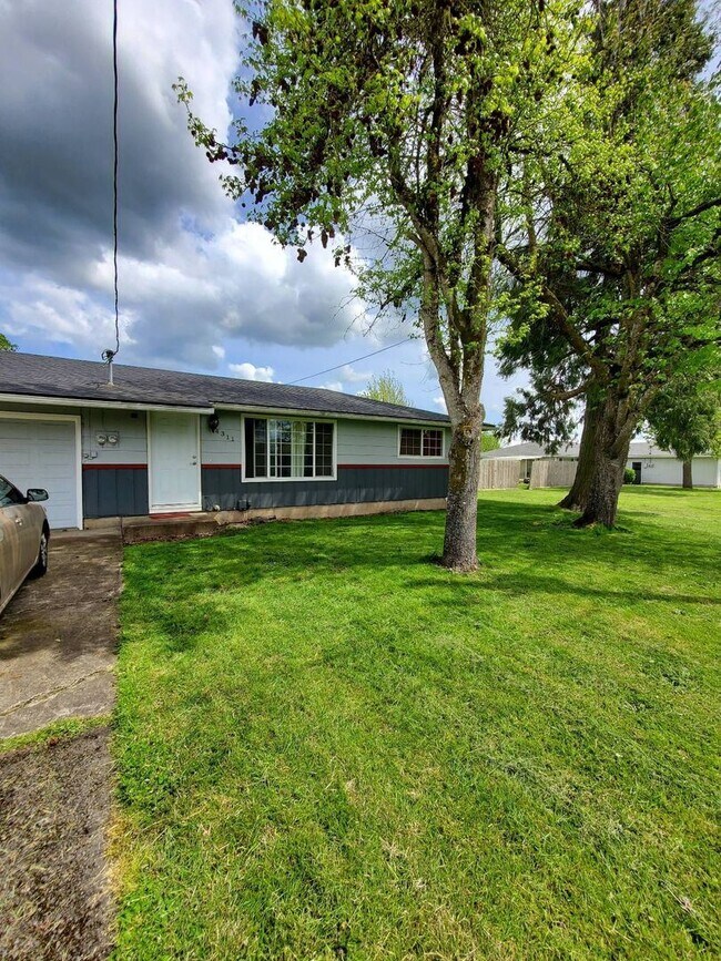 2 br, 1 bath House 4311 NE Waverly Dr. 4311 Waverly Dr NE Albany OR