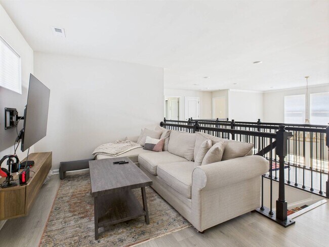 Building Photo - Stunning 5 Bedroom 4.5 Bathroom Located in...