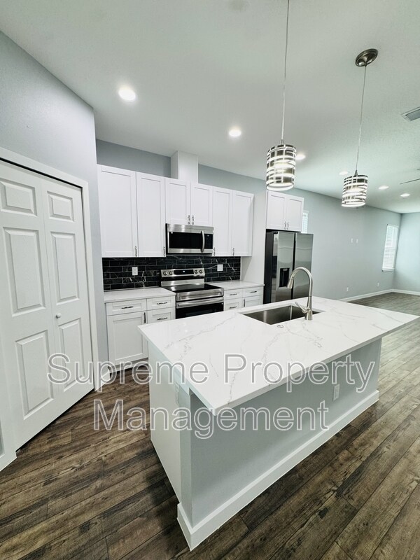 Building Photo - 6073 Vermont Ave