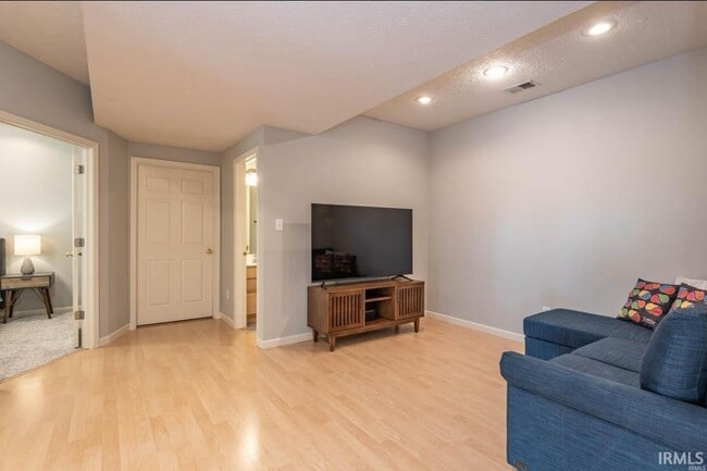 Building Photo - 3253 S Southern Oaks Dr