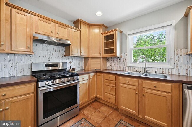 Building Photo - 6426 Carriage Dr